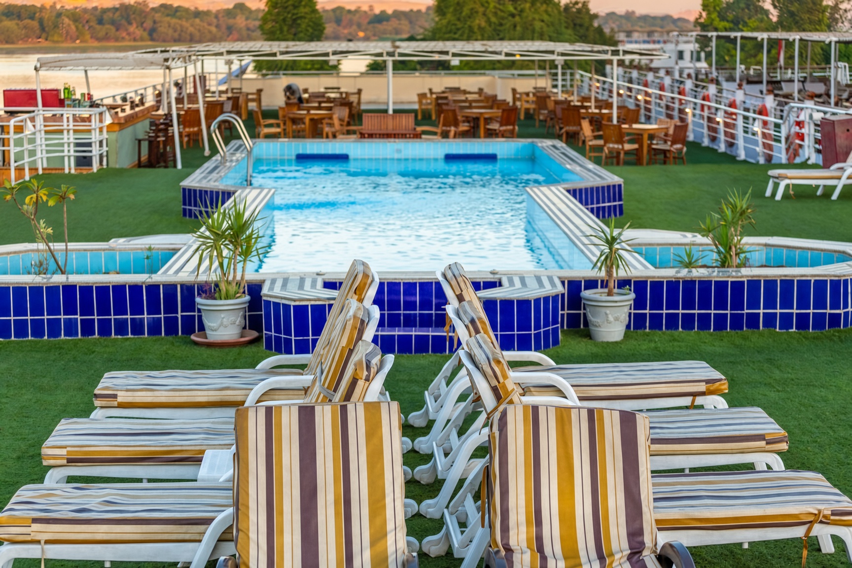 Sun deck e piscina do Cruzeiro Solaris II no Rio Nilo